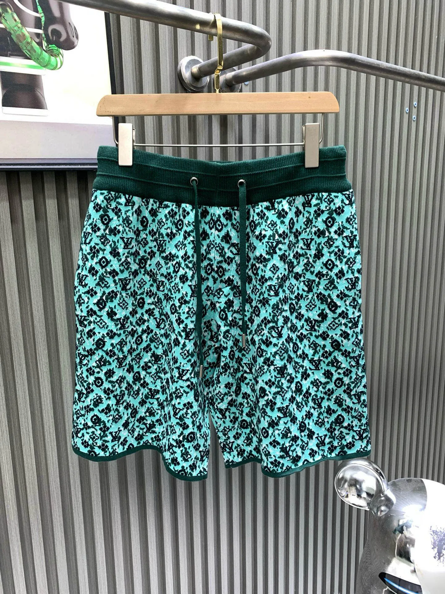 🅿️240 🀄️ Louis Vuitton Louis Vuitton 25FW early spring and summer new knitted shorts with complex embroidery patterns. Customized green ink sfumato effect fabric. Embellished with classic monogram embroidery all over. Elastic waistband design. Black lining design on the inside. Normal cut version. Same style for men and women.